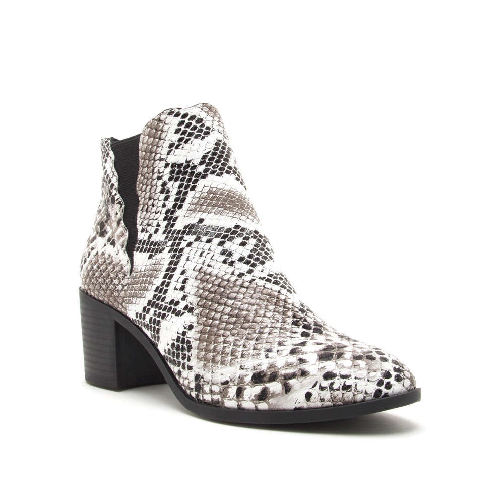 Súper trendy snakeskin Chelsea bootie